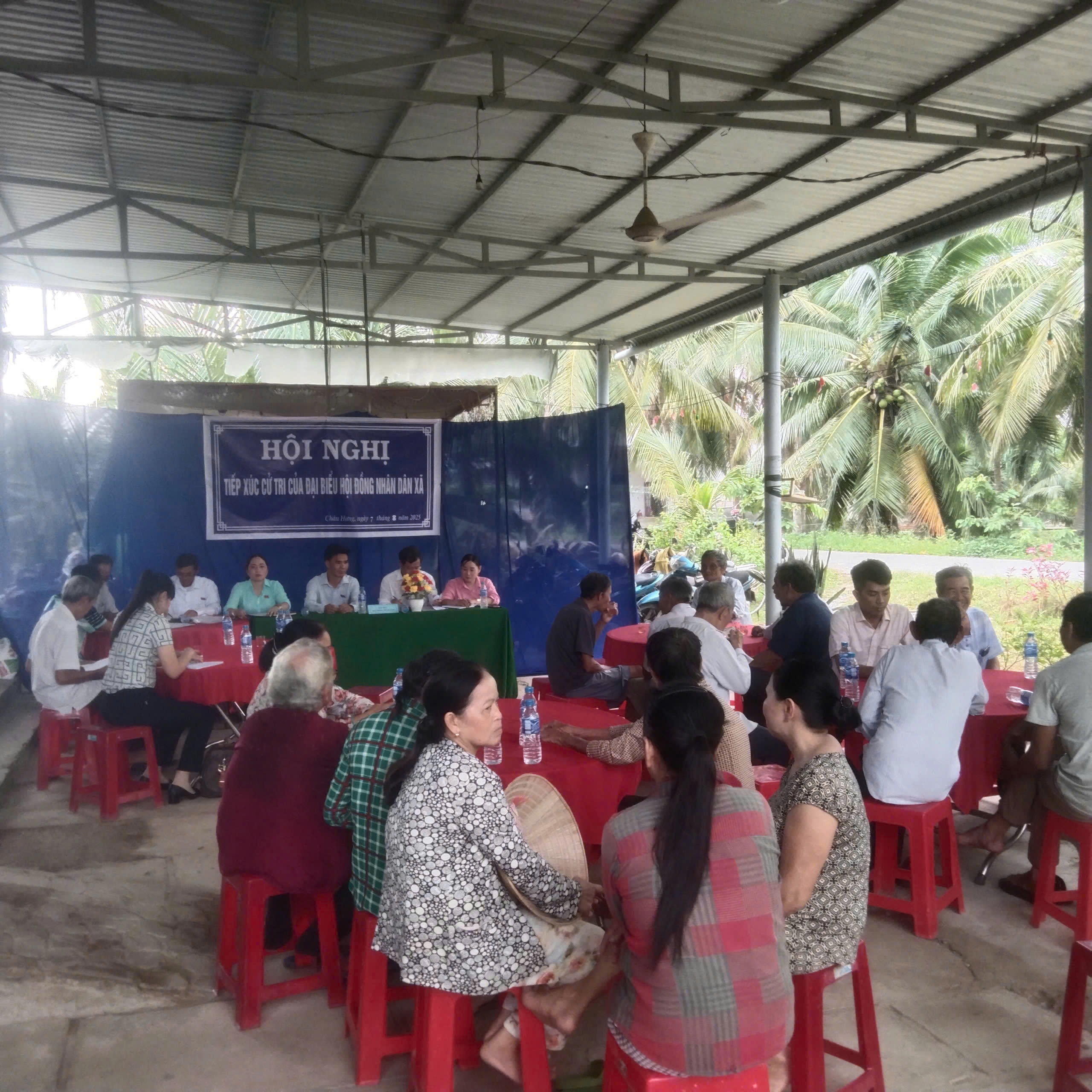 Tổ Đại biểu Hội đồng nhân dân ấp Giồng Bông, xã Châu Hưng tổ chức tiếp xúc cử tri trước kỳ họp lần thứ hai