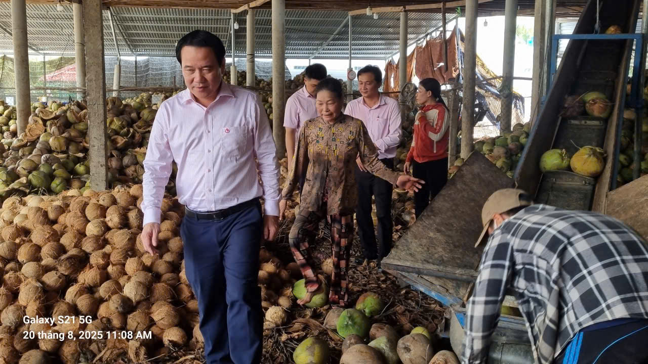 Đoàn công tác Ngân hàng Chính sách xã hội tỉnh Vĩnh Long làm việc tại xã Châu Hưng.