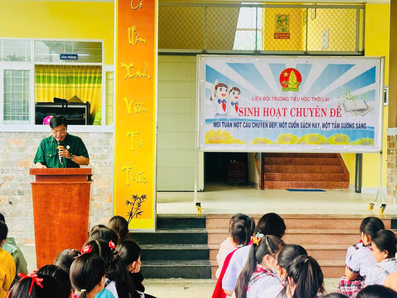 Lãnh đạo Đảng ủy - Hội đồng nhân dân - Ủy ban nhân dân - Ủy ban Mặt trận Tổ quốc Việt Nam xã Châu Hưng thăm, chúc mừng Ban Chỉ huy xã nhân kỷ niệm Ngày thành lập Quân đội nhân dân Việt Nam