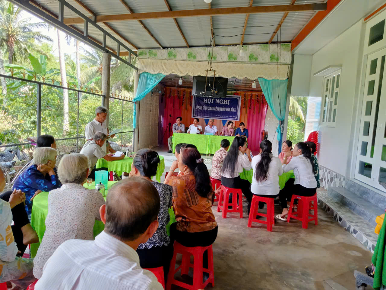 Ấp Việc Giữa tổ chức tiếp xúc cử tri trước kỳ họp HĐND xã lần thứ hai