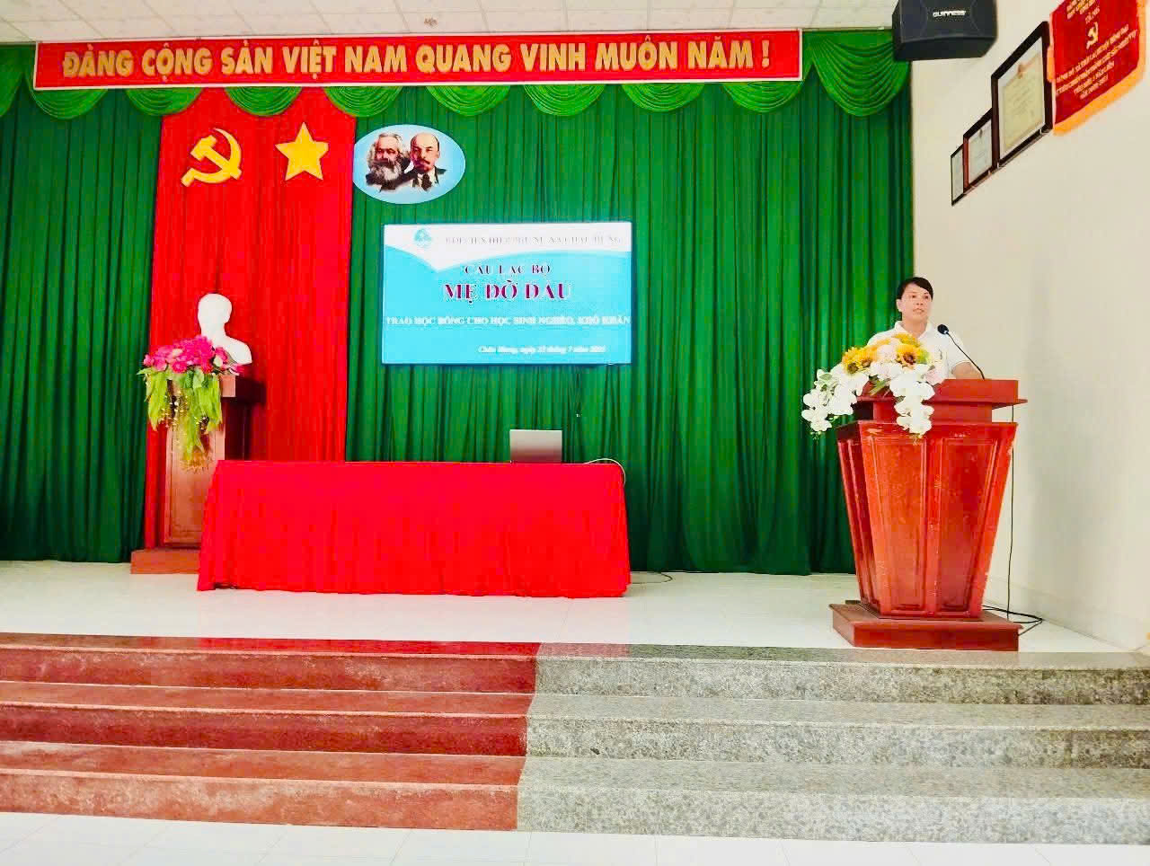 Trao học bổng cho học sinh có hoản cảnh khó khăn