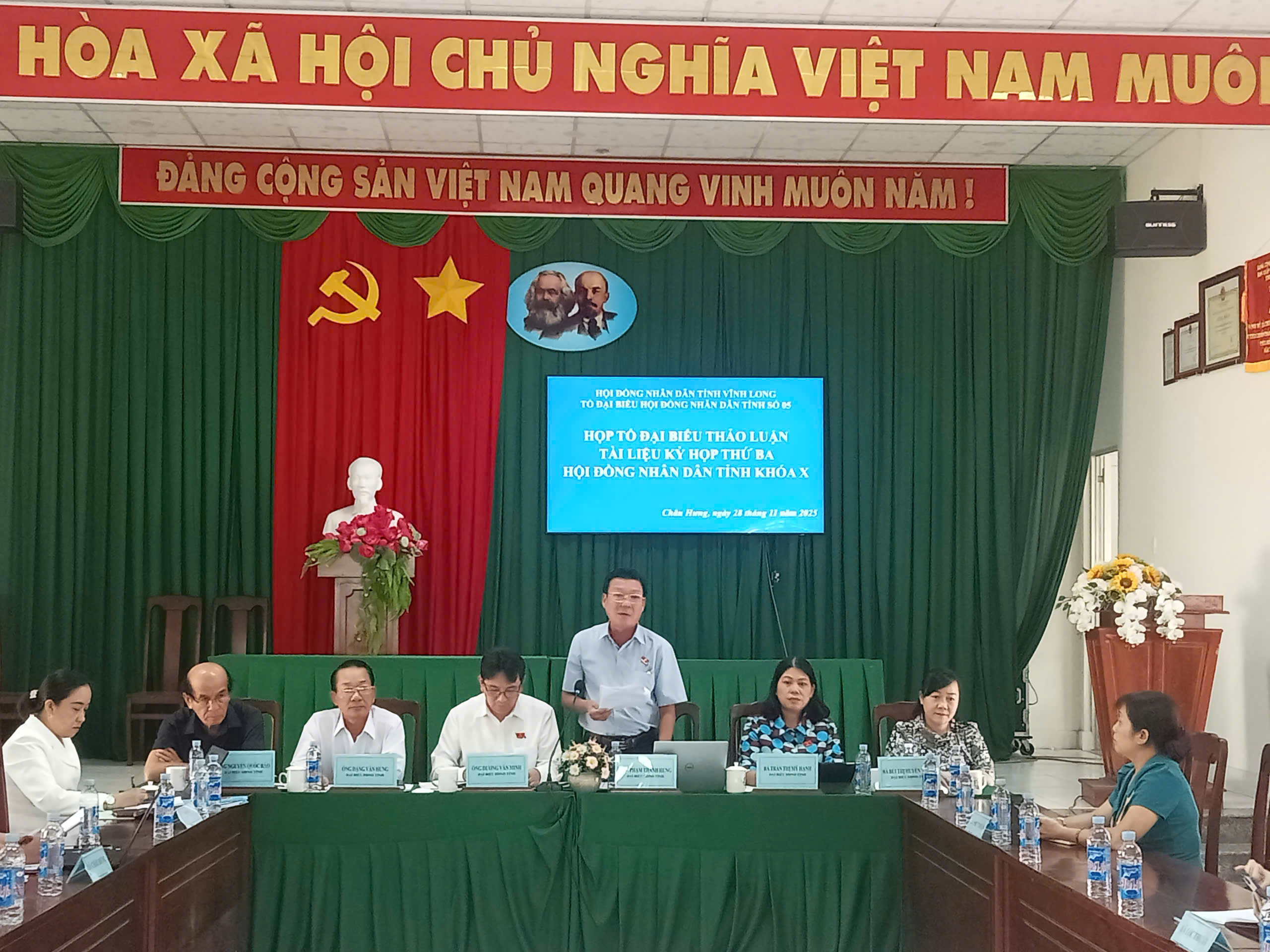 Tổ đại biểu HĐND tỉnh khóa X họp thảo luận tài liệu trình kỳ họp thứ ba